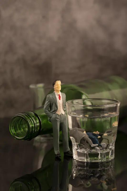 现在的人都戒烟戒酒是为了什么? 现在人戒烟戒酒原因多样。健康肯定是重要因素。烟酒