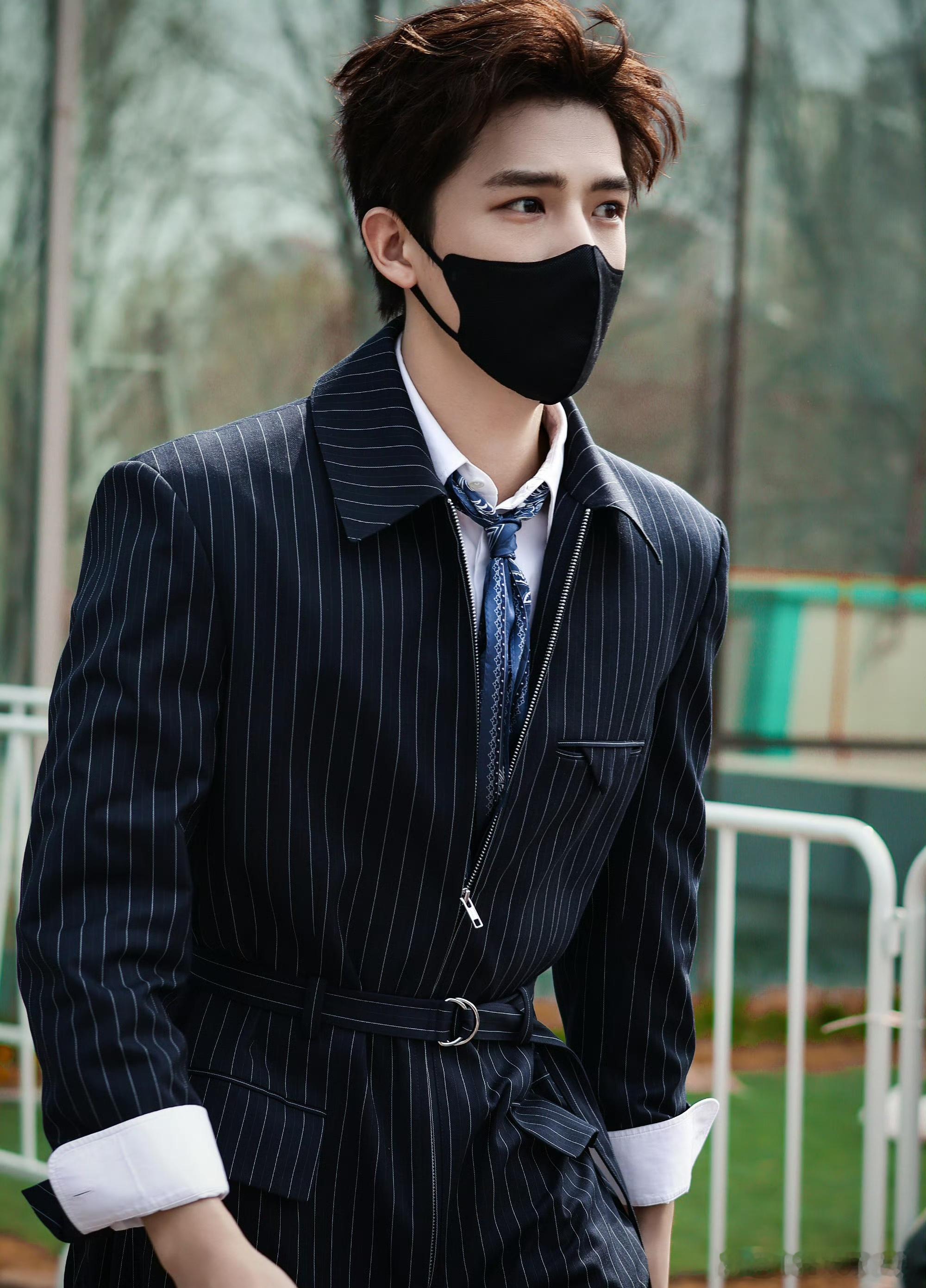 王安宇超燃青春的合唱海报 老王哥的气场太强，超燃青春的合唱舞台每一秒都让人热血沸