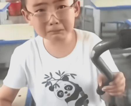 太让人心疼了！小男孩的拐杖被同学折断而无法离校，独自一个人在教室里待着，直到看到