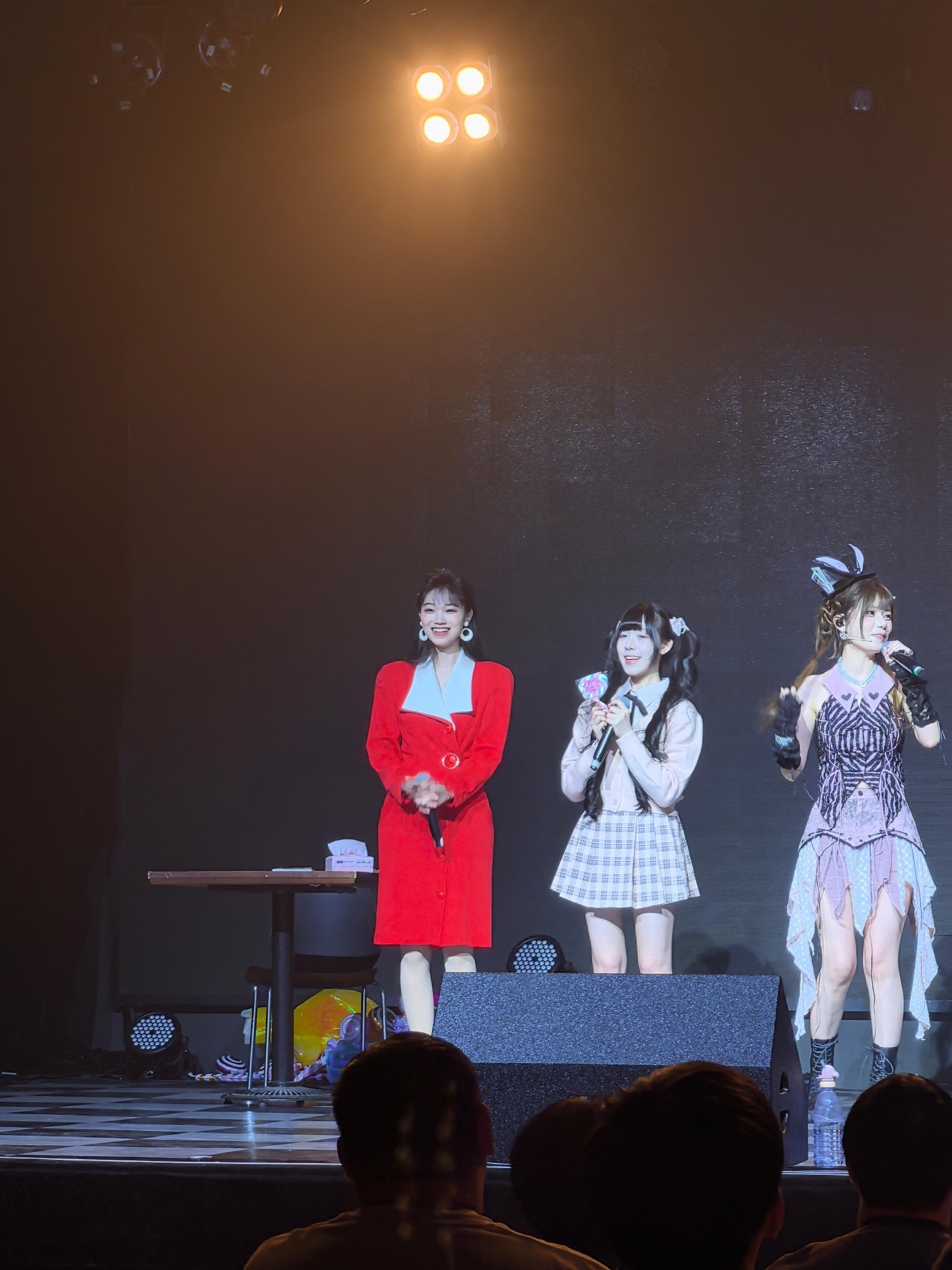 这个红衣女子太复古了吧