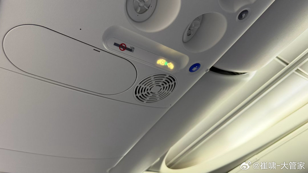 厦航你们是要疯么？机舱内广播需要这么大声音么？而且是突然调大！震得我耳鸣了！我现