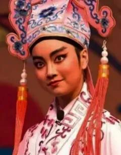 方圆天地，为头条联友对联：
半园竹，几盏茶，闲坐听风语，
一卷书，三杯酒，逍遥伴