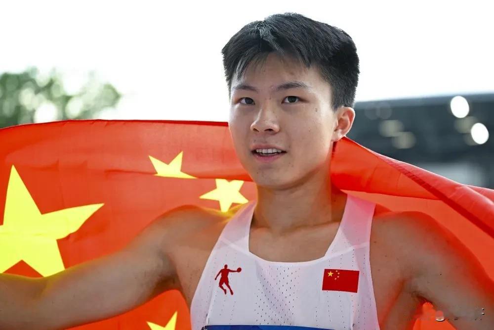 7月24日北大才子舒衡在德国波鸿大运会的沙坑前，跳出了属于自己的高光时刻。
 