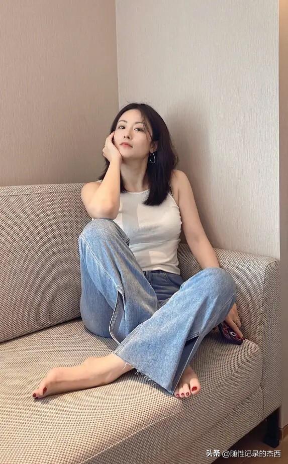 这么美的一个女明星，脚丫子也干干净净的，为什么左小青和宋佳都红了，她却一直不红呢