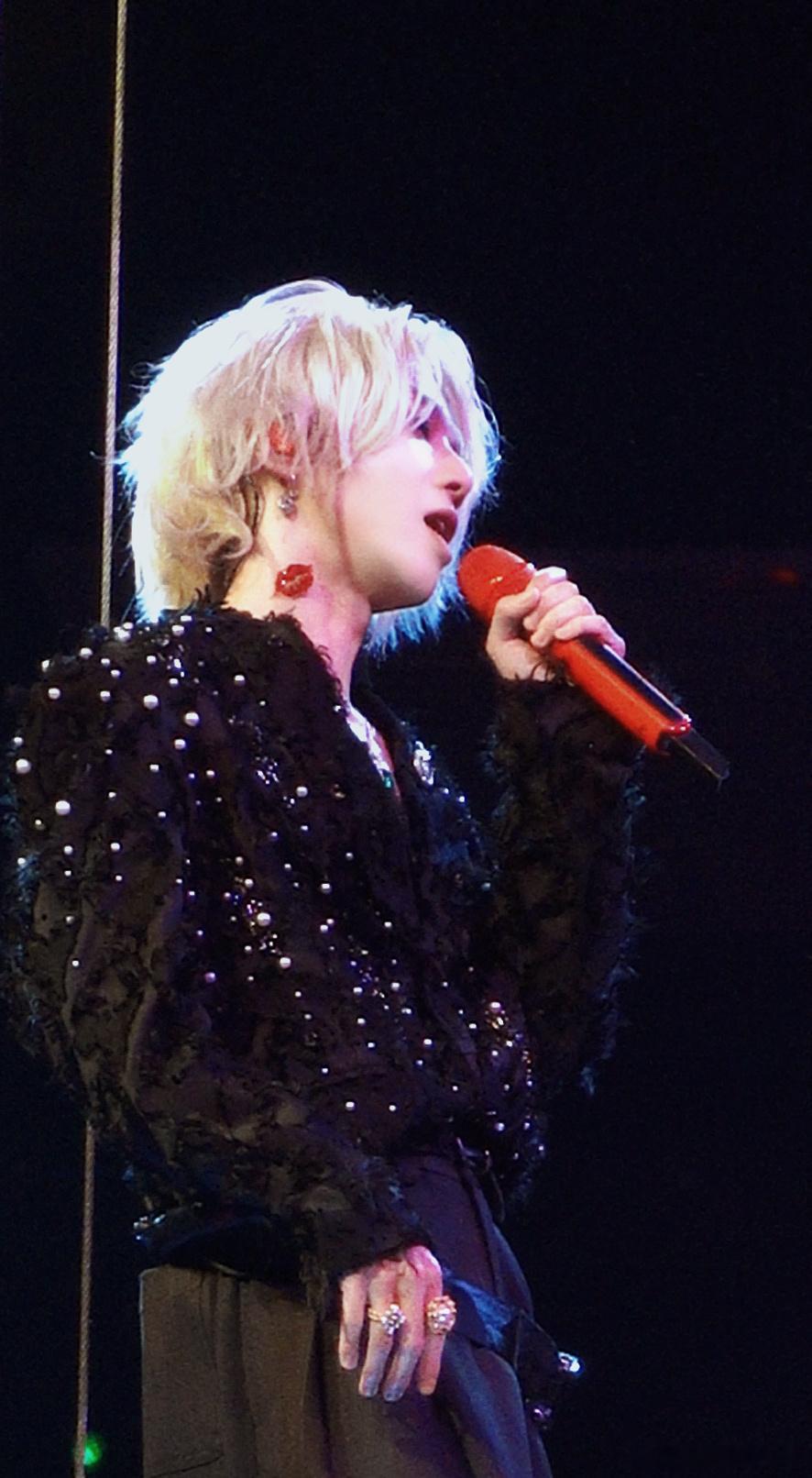 华晨宇脖子上的唇印舞台上的他光芒万丈，脖子上的唇印却成了意外的焦点，粉丝们的镜头