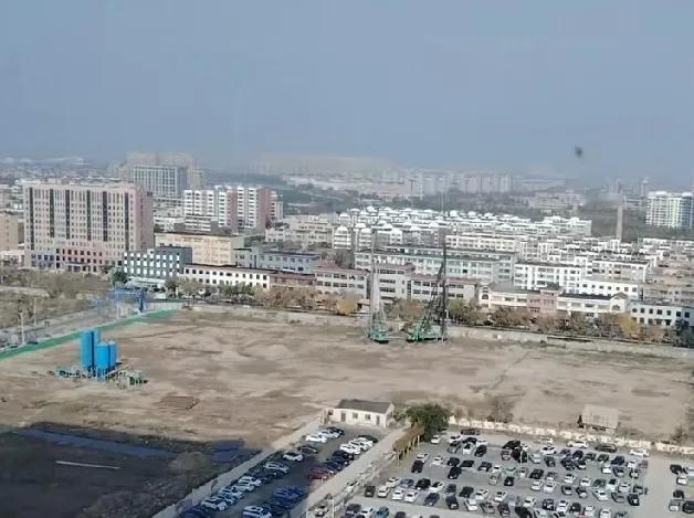 东营中心医院的这片空地空着太碍眼，建议改成停车场吧。


这样，中心医院大门口两
