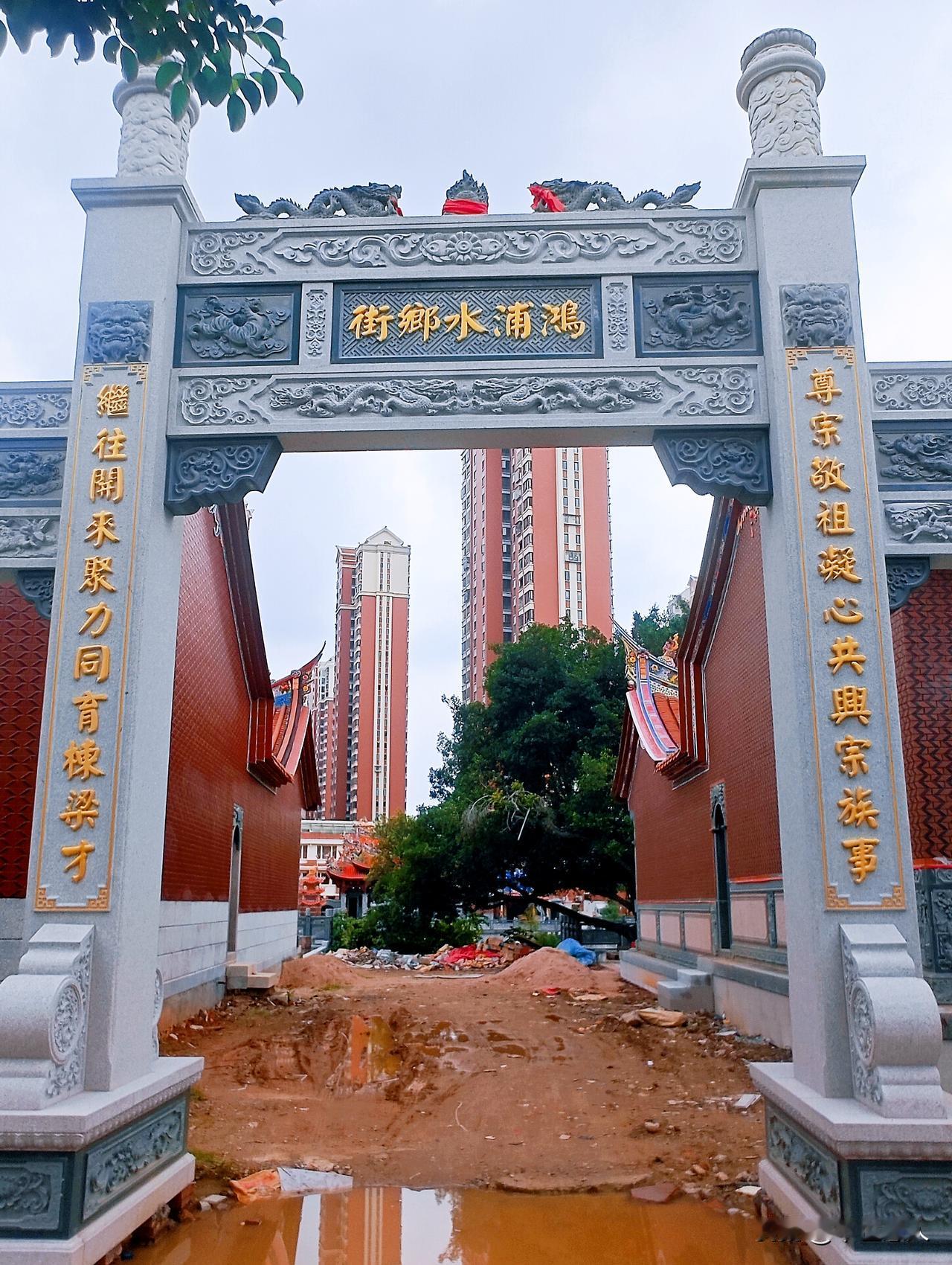 漳州市九十九湾畔有一条鸿浦水乡街，如今已颇具规模，大门入口和几座新建筑正在抓紧修