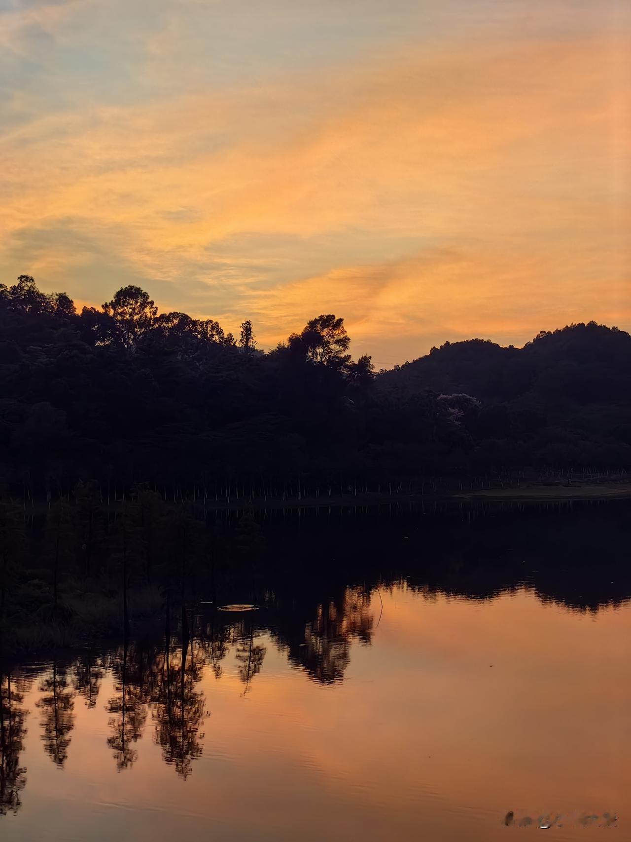 当最后一缕霞光隐入群山，西天还留着淡淡的橘色，像一场盛大的戏剧结束后，帷幕上残留