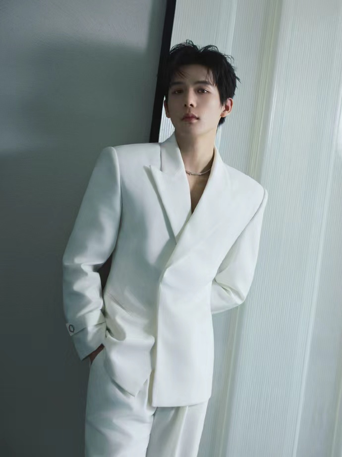 王安宇白马王子王安宇白西装完全王子来的 王安宇白马王子，王安宇白西装完全王子来的