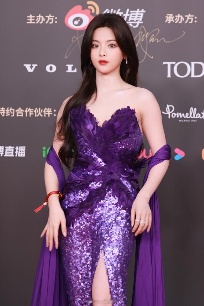 杨超越看这边微博视界大会超越妹妹这套紫色礼服真的太美了大长腿好显眼杨超越