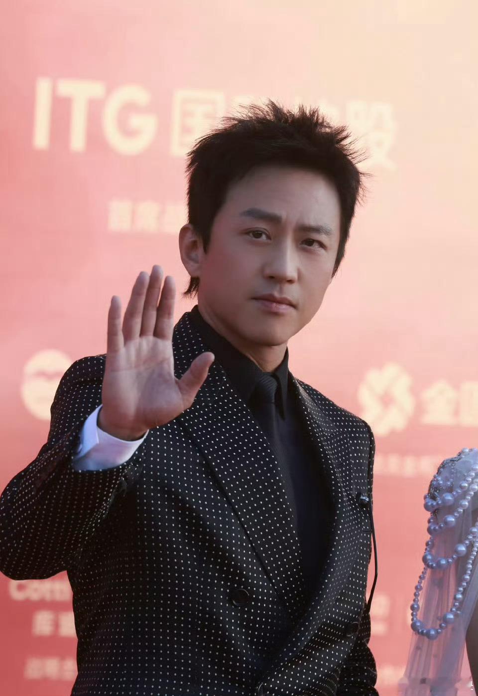 邓超红毯活人感绝了！帅气造型下不忘走向观众席击掌，笑容温暖动作自然，不愧是内娱亲