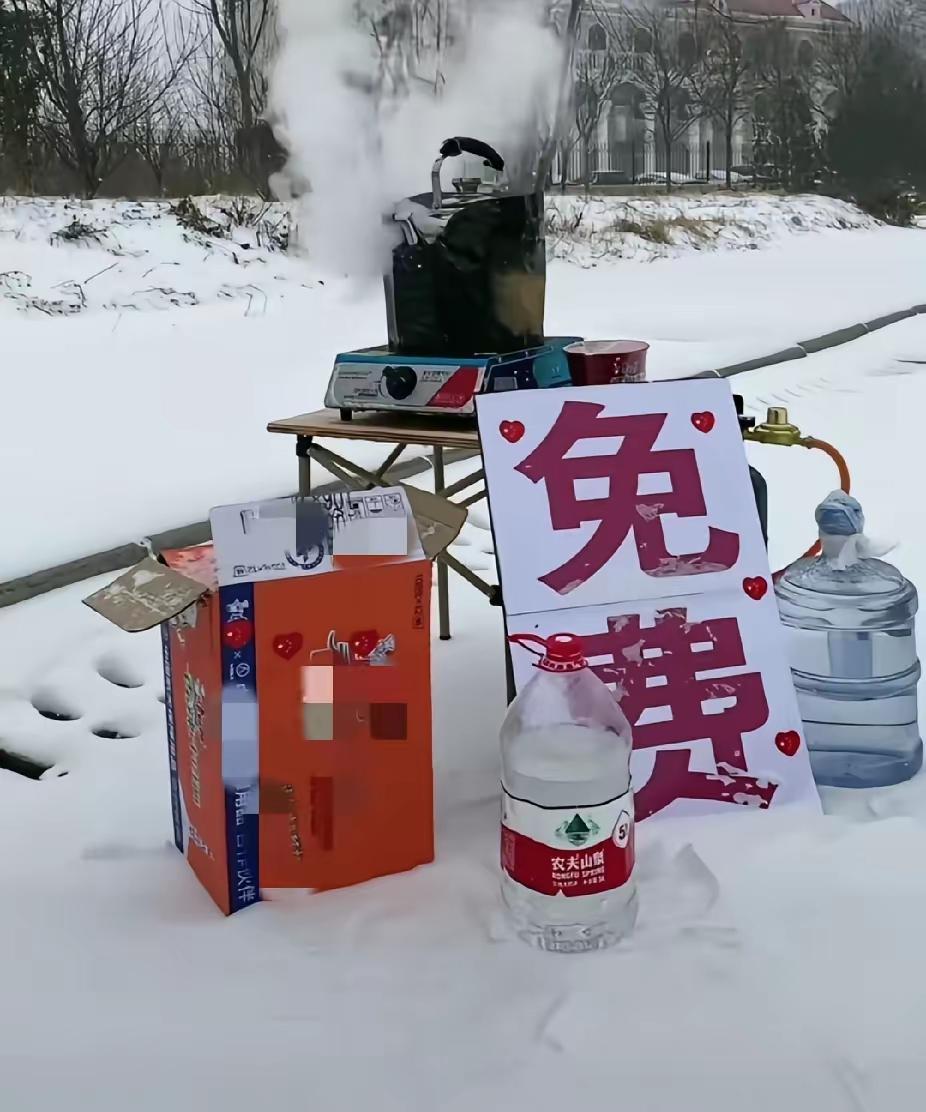 谁能想到，暴雪封路的开封国道上，
一张写着免费的纸牌，竟成了外地货车司机最暖的救