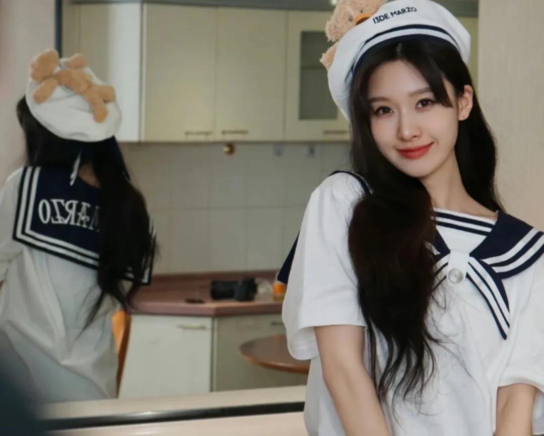 31岁的小神婆王紫璇秒变少女，看着十分有灵气，而且笑容甜美。