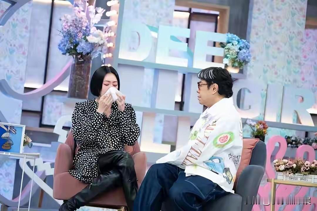 小s真的太假了
说自己很悲伤，痛苦
那期间明明还给女儿办了画展，收割粉丝
真的愧