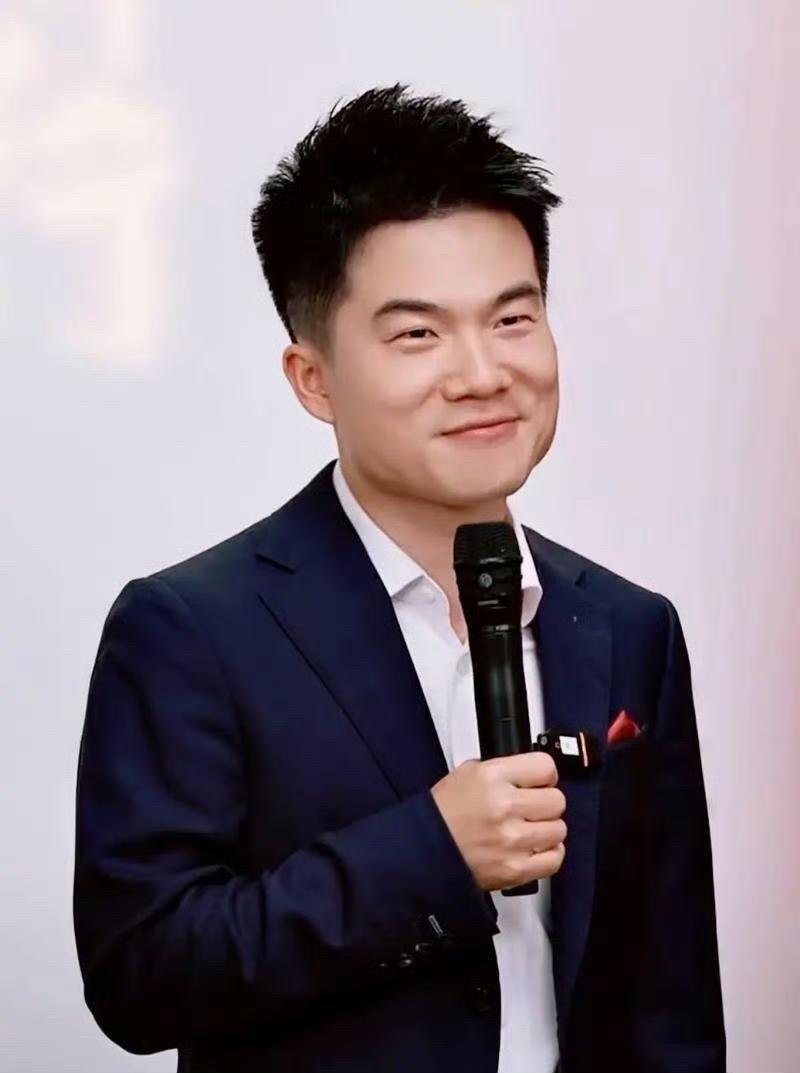 董宇辉年收入二三十亿，足见其商业价值与影响力。罗永浩曝光此事，侧面凸显行业对头部