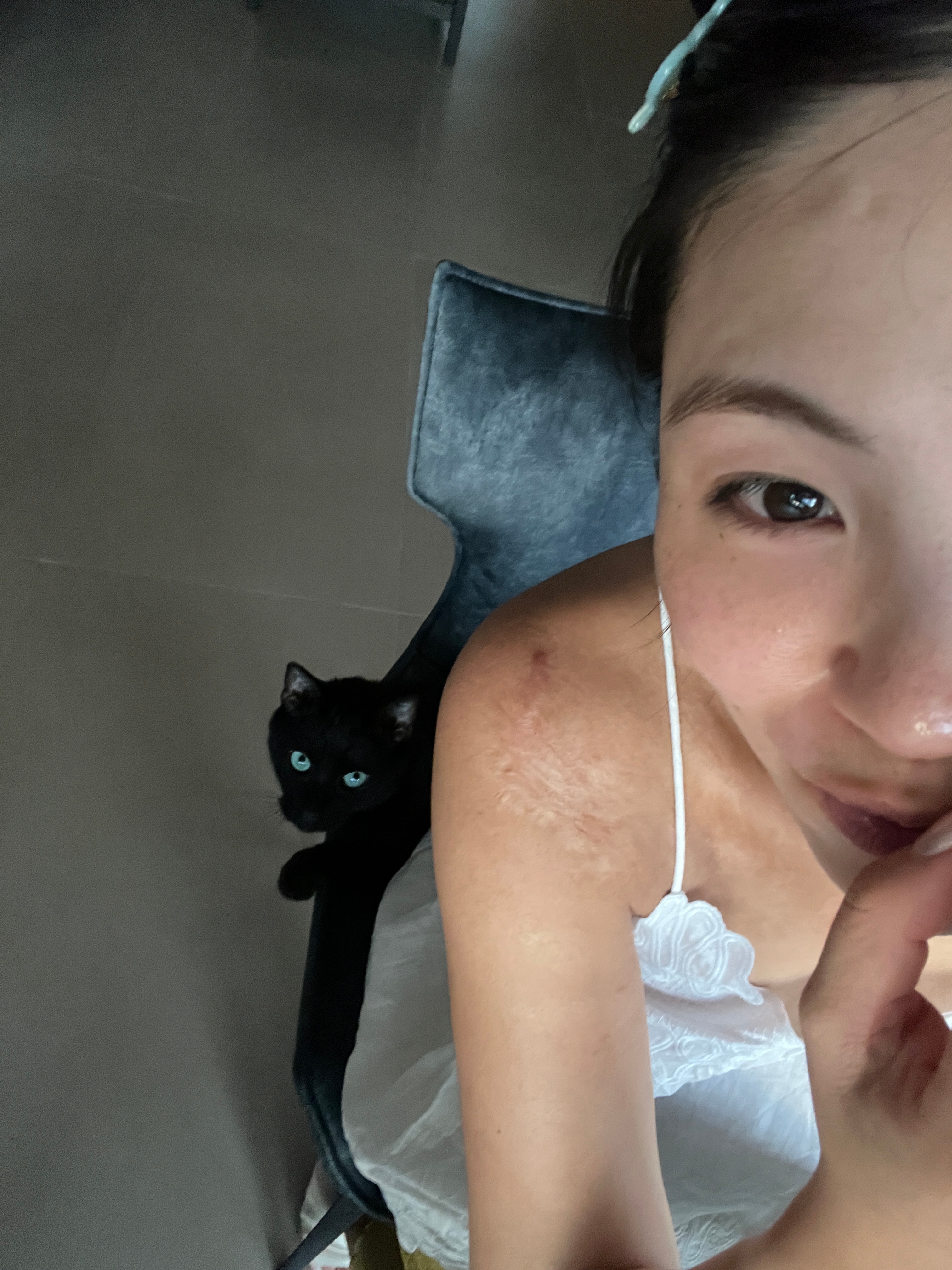 买到了喜欢的牛仔外套 带小花花的 sezane的 很软不厚 照镜子没戴手表给我吓