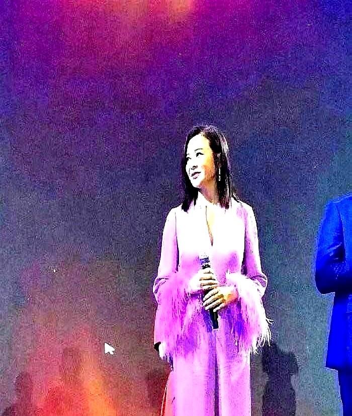 昨晚的品牌晚宴本来没啥水花，直到关之琳穿着紫色深V羽毛礼服从灯光里走出来——社交