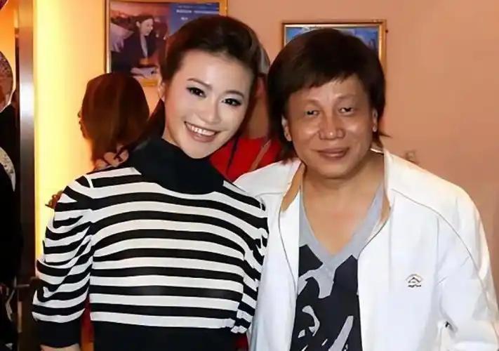 1979 年，梁小龙的妻子黎爱莲在自己家楼下散步，被一陌生男子拿镪水 泼了脸和背