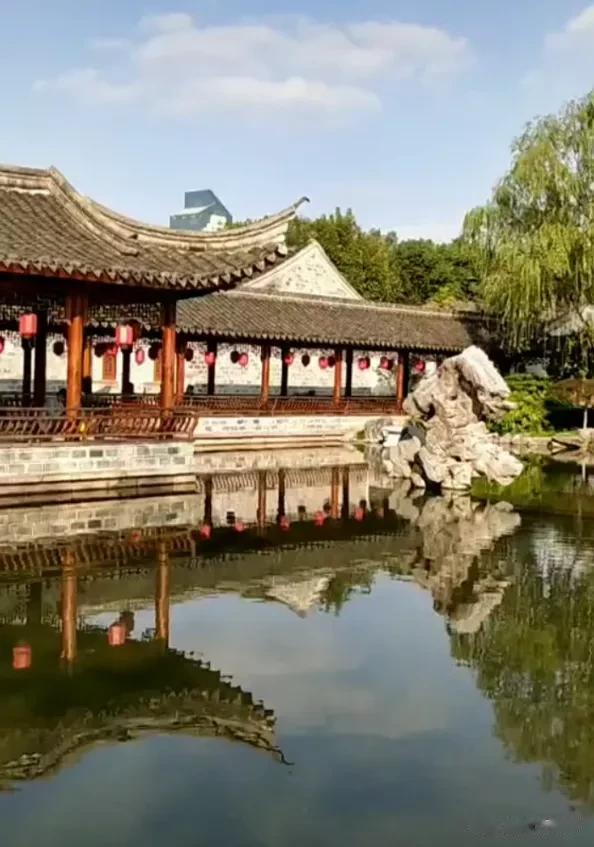 宁波第一景点竟然是个私人藏书博物馆，还是国家五星级景点——天一阁。
百度上说“天