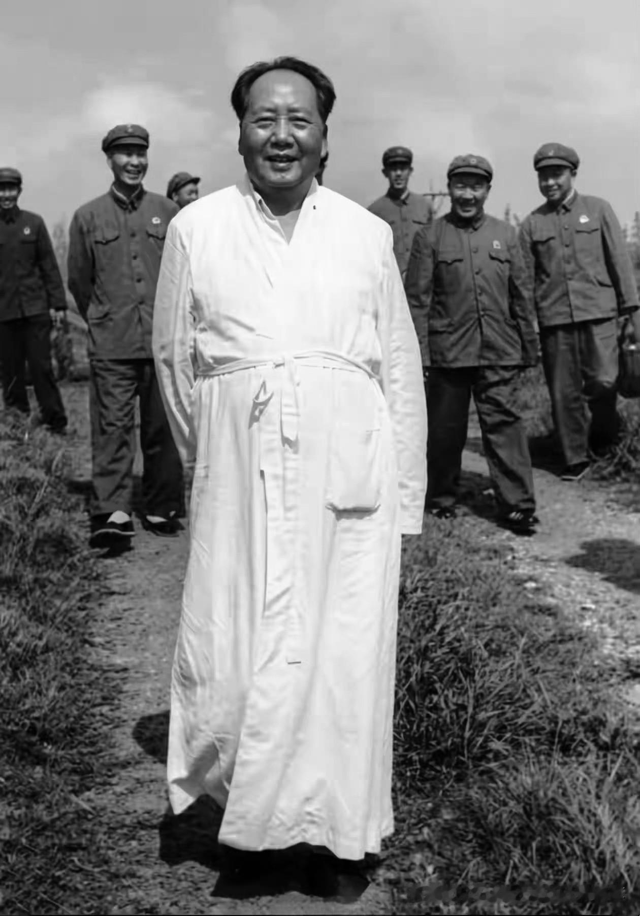 1966年7月，毛主席已经73岁最后一次畅游长江后，闲暇时，在驻地郊外的土路上散