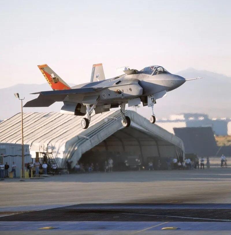 2000年10月，洛克希德公司臭鼬”工厂的X-35联合打击战斗机验证机试飞，该机