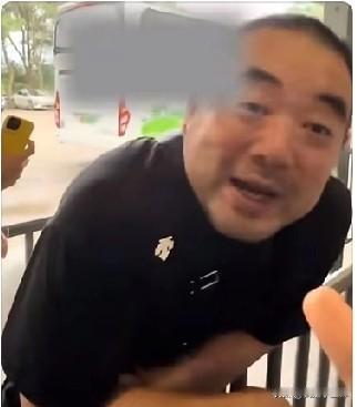 太解气了！
他终于为自己的行为，
付出了沉重的代价！
以为骂人不犯法，侮辱女性就