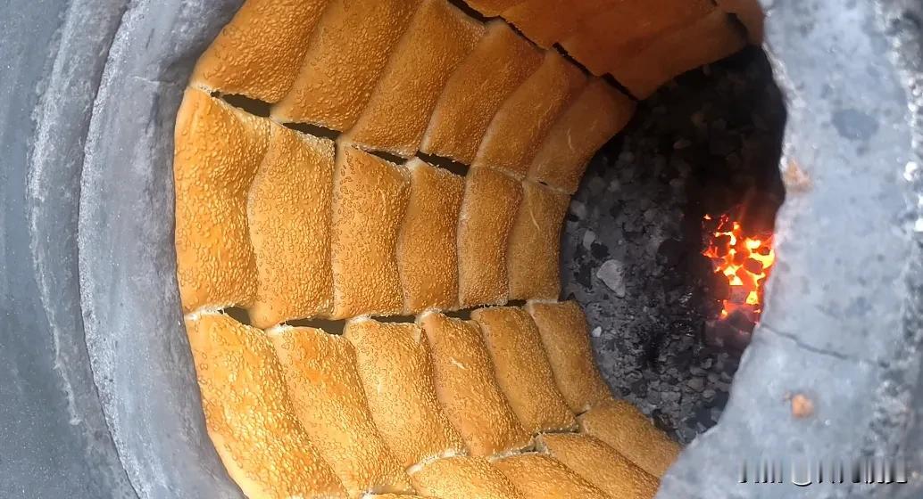 近日赶井陉吴家窑大集，看到有家卖缸炉烧饼的，正好也中午了就打算买几个尝尝，这家烧