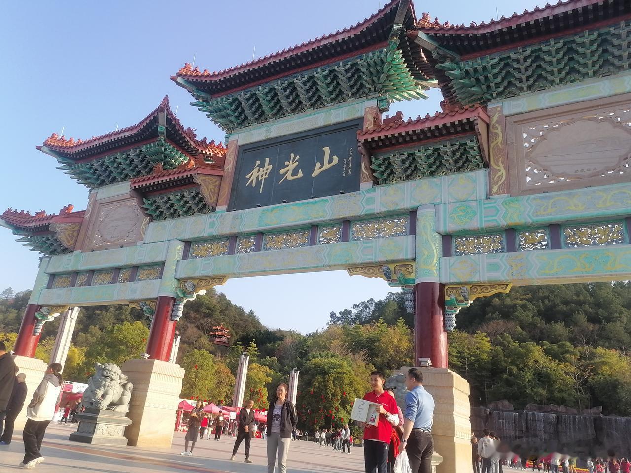 神光山前广场游人多多，小车也停得满满的，人气很旺！