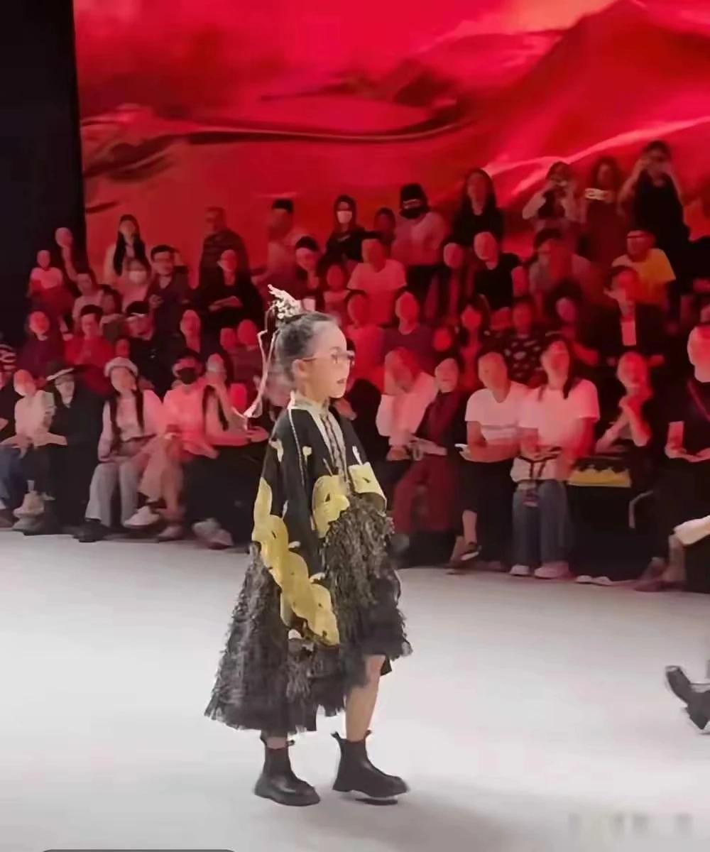 伊能静的女儿太美了！父母不普通，孩子是精英，不愧是明星的孩子，要颜值有颜值，才貌