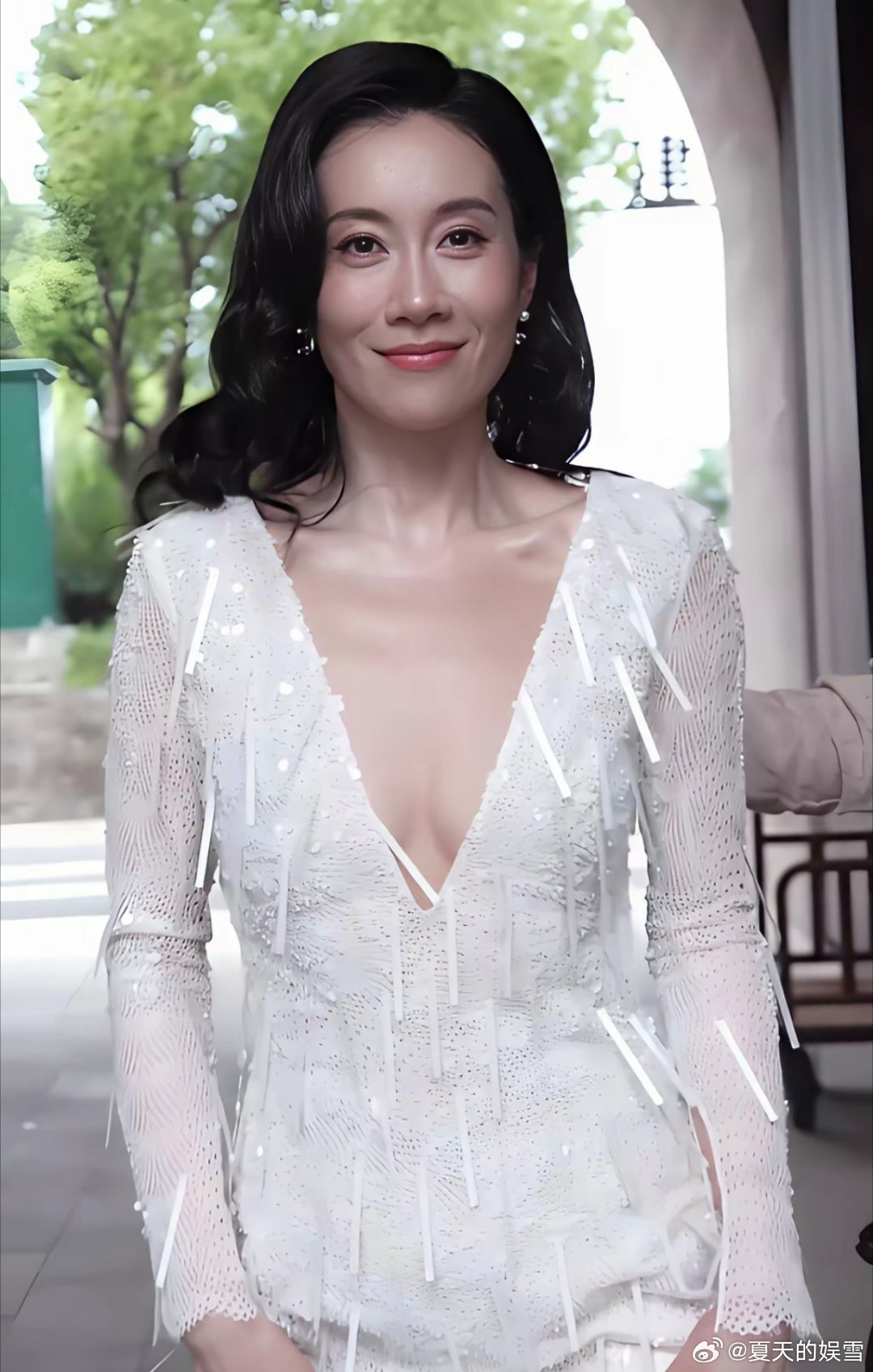 温峥嵘真是傻了，这么火辣的身材，饱满的曲线！女的嫉妒，男的看了走不动，不走成熟女
