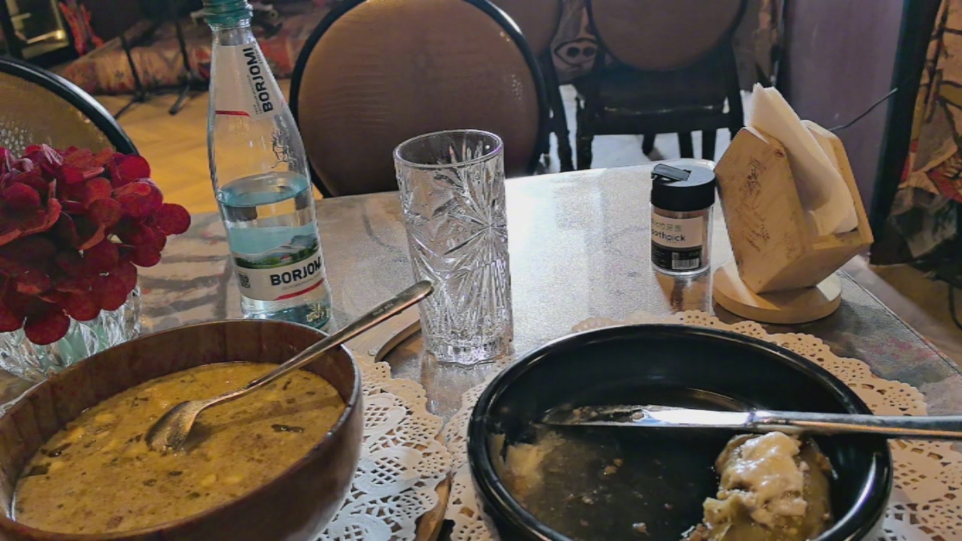 也是吃到格鲁吉亚菜了，还有曾经风靡全苏联的borjomi矿泉水 海口·格鲁吉亚巴