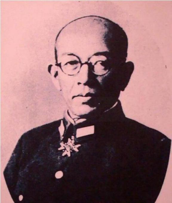 1939年，日军少将中村正雄腹部中弹，正做手术，军医刚切开他肚皮，突然，一枚炮弹