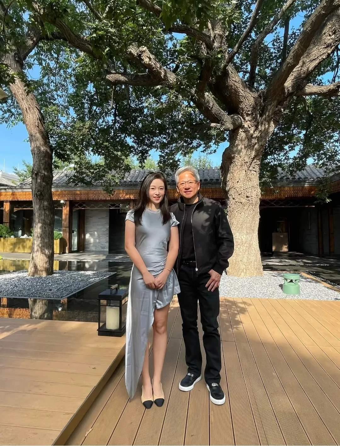 和全球最富裕的皮夹克富豪一起拍照📸