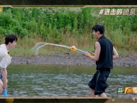 #王安宇包袱掉水里了##王安宇好适合湿发#王安宇的包袱落水，湿发模样却成为众人瞩