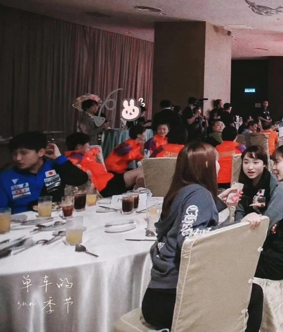 莎莎的大佬坐姿
真服了
什么样的场合她都可以这么松弛
运动员一起参加聚会活动
莎