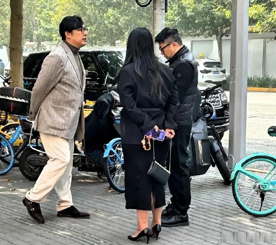有网友在北京偶遇李湘王岳伦，她俩真的聪明，离婚不互撕！不管怎么说，有共同的女儿，