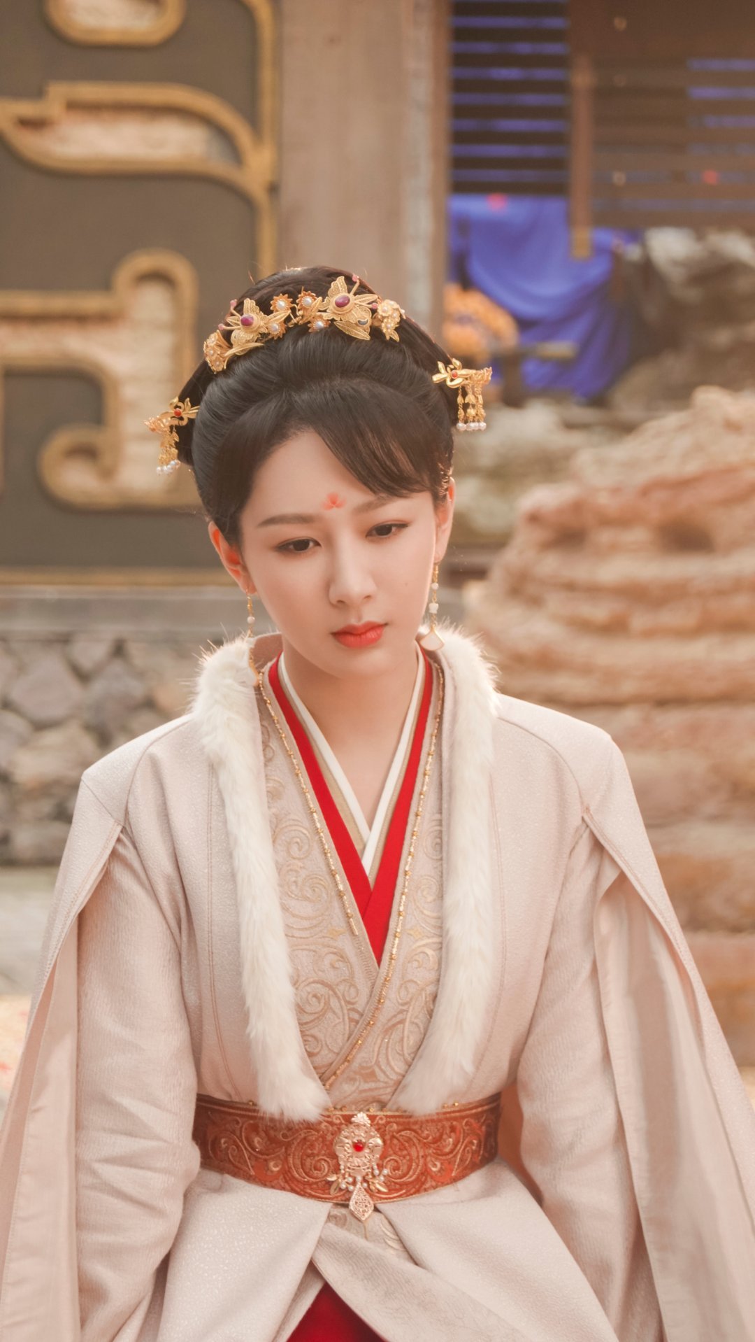  [爱你]#杨紫承欢记# 思慕美人，三月杏花微雨，水墨丹青。佳人倩影，相约西窗剪
