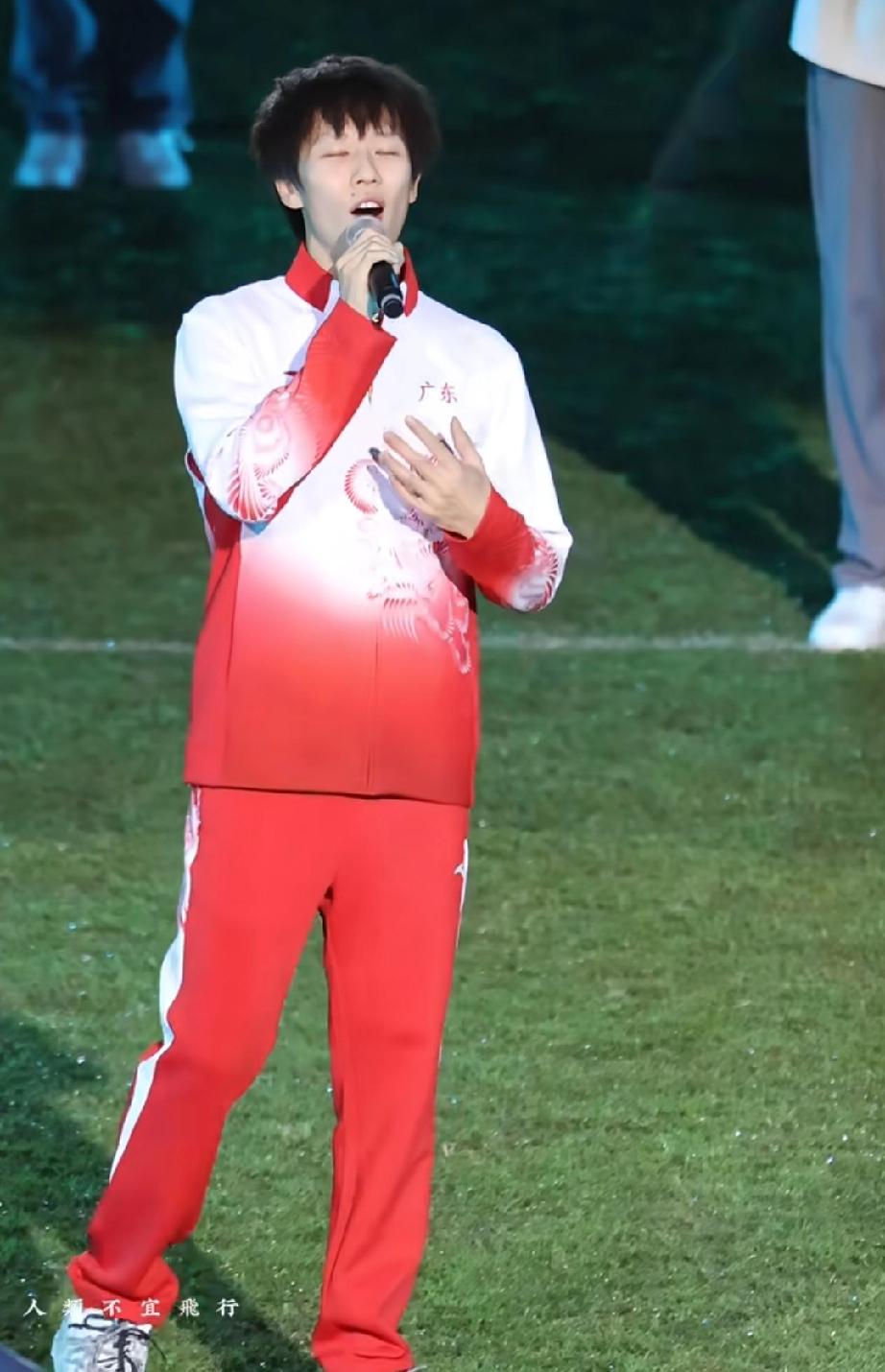林高远穿着一身熟悉的运动服，参加了广东粤超开幕式，并且还在现场演唱《海阔天空》。