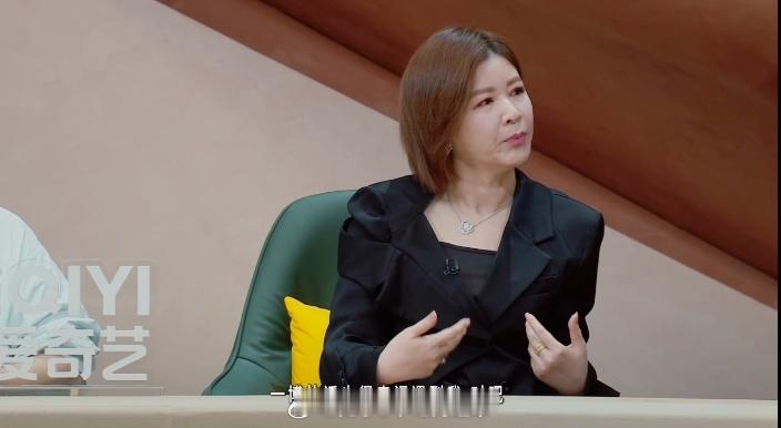 杜华被问离开王一博还会成功吗杜华回应签约王一博 节目组胆子是真大，当面问杜华离开