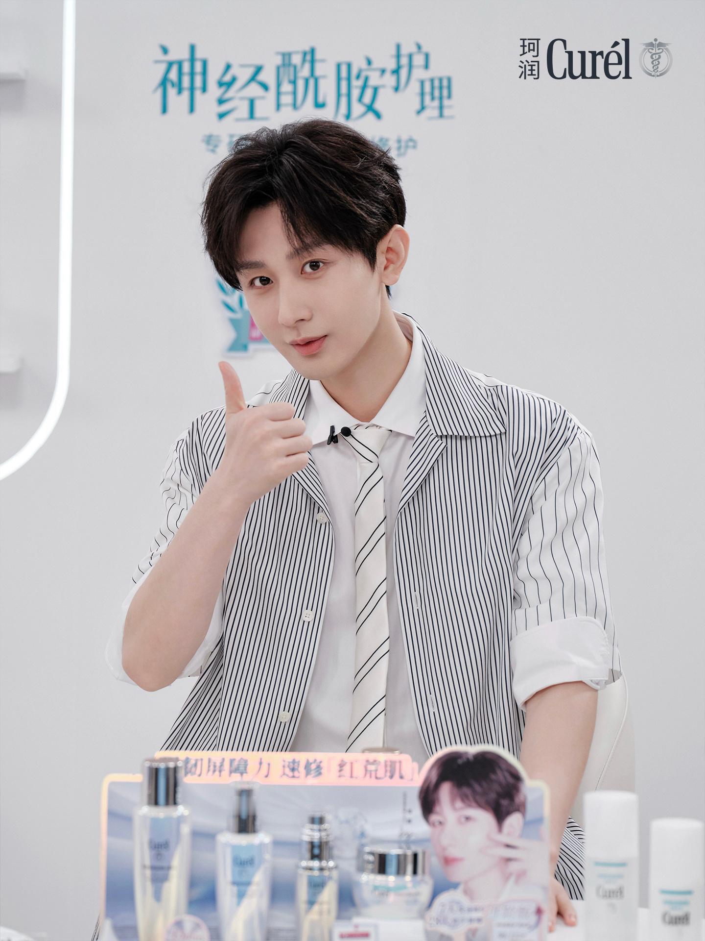 西装笔挺也挡不住成毅一字马 ❤️成毅练习前还和助理互相握手打气 把教养刻在骨子里