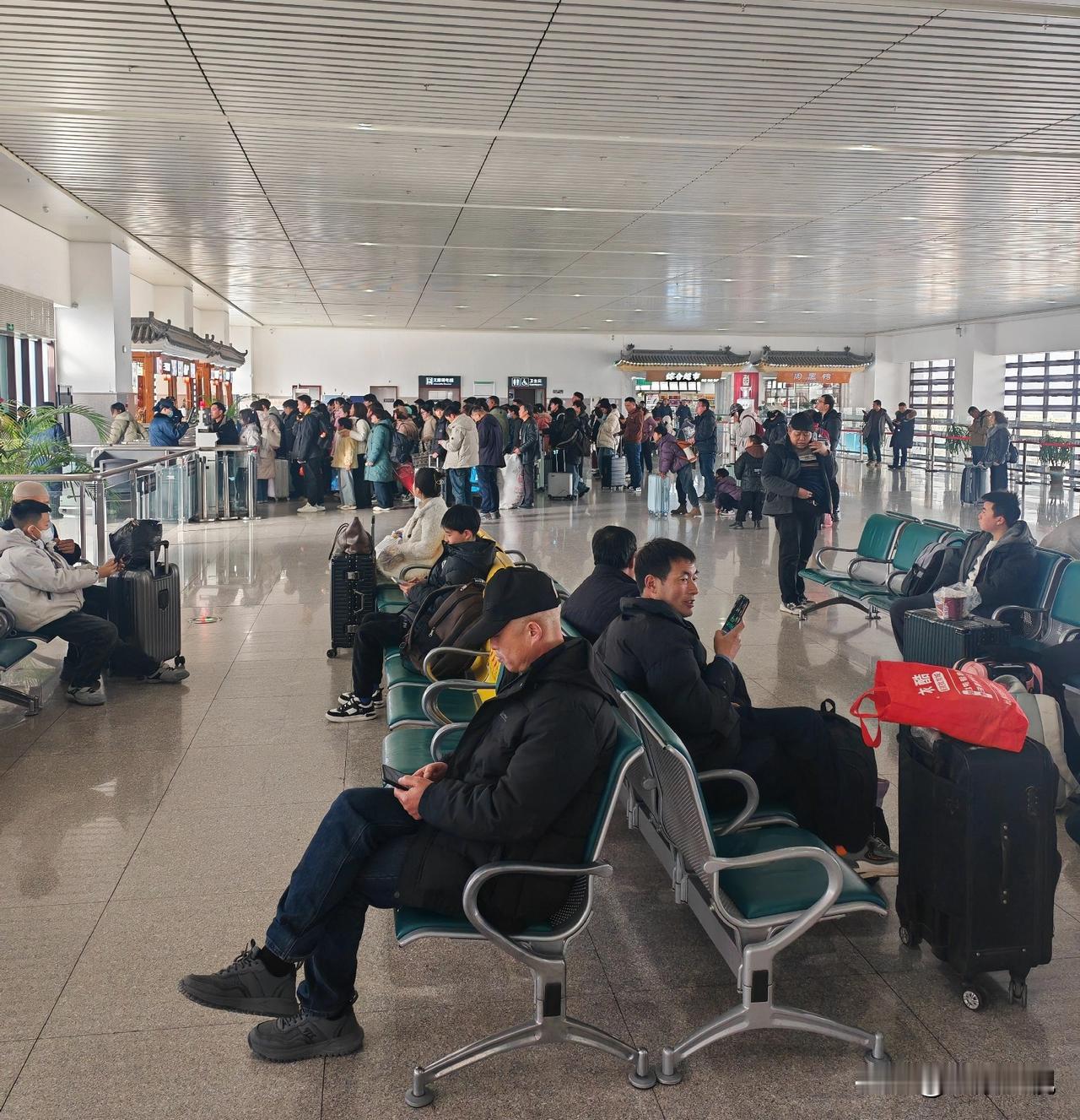 还没有到春运，今天的天水南站人咋这么多？
        我和老伴儿要坐高铁回西