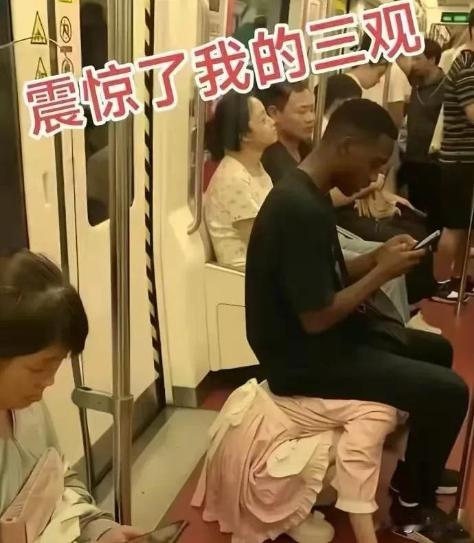 看到这，我只想“呸”！
看到这场景，我只想对这个女孩说，你图啥？你还有人格和尊严