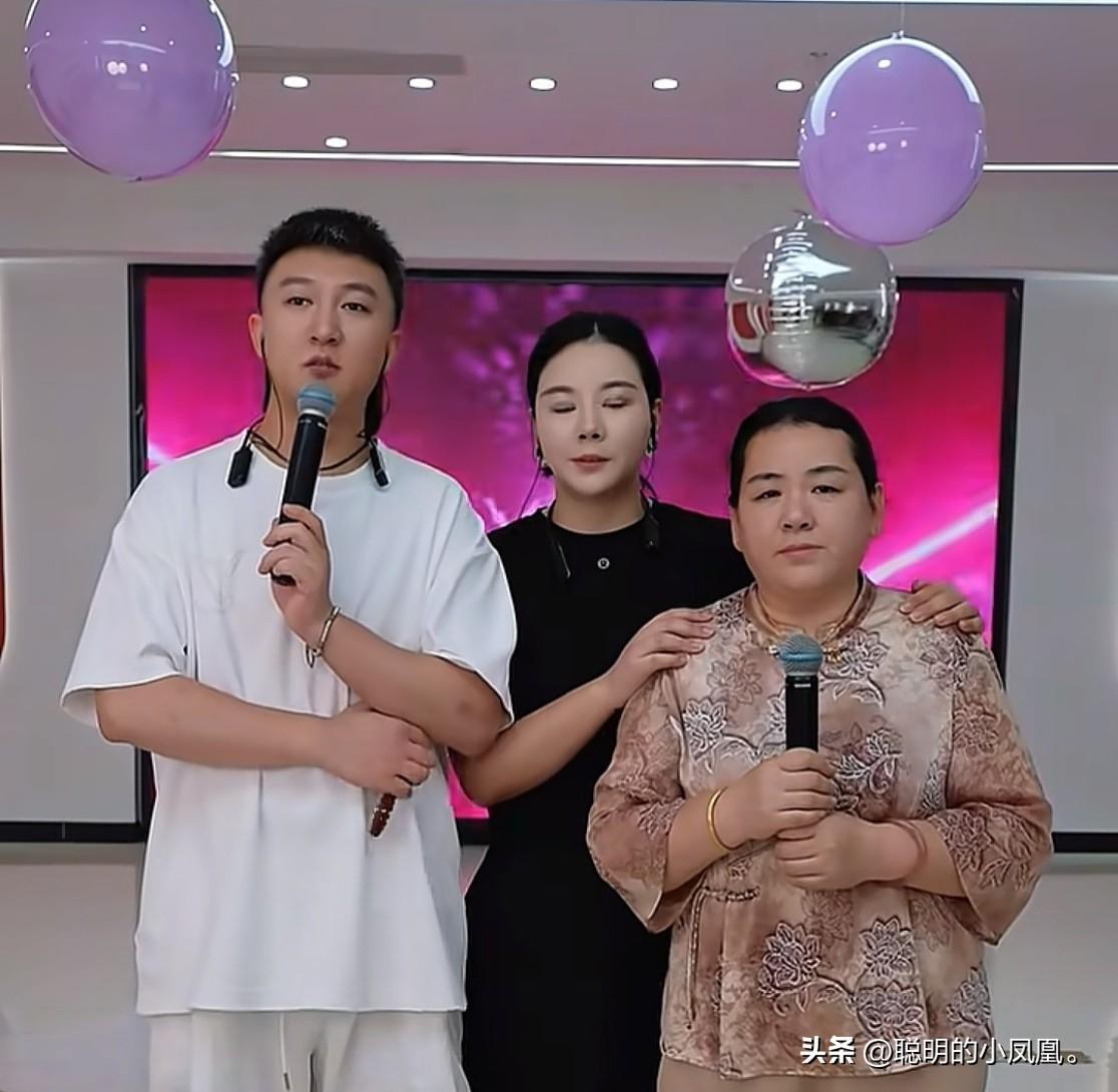 小故事！
    小喵妈妈 为什么一直看不上二子，她心里 有一个解不开的大疙瘩，