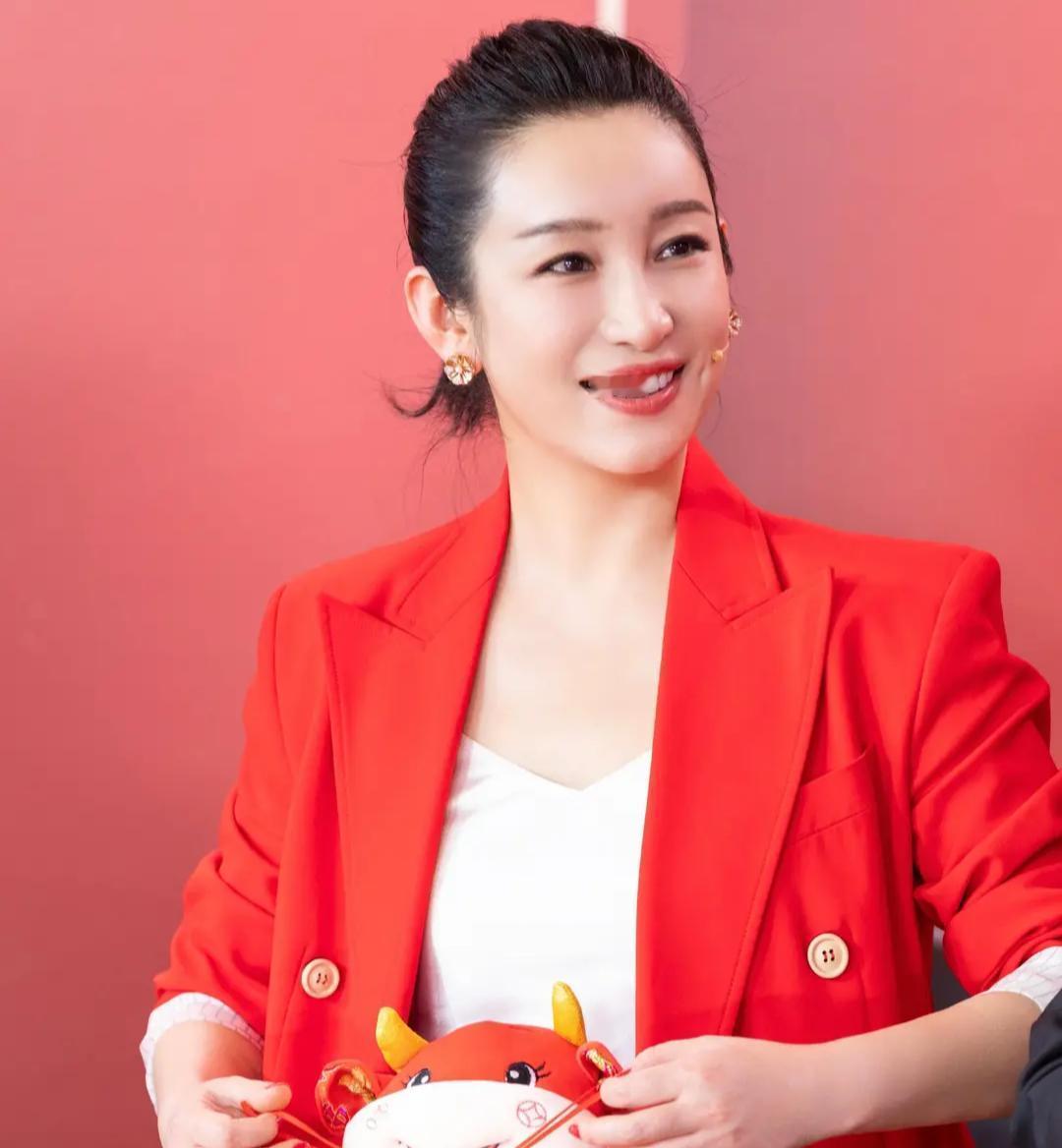 秦海璐一句“婚后不拍吻戏”，直接把高叶的《狂飙》推上风口浪尖！
这哪是敬业，分明