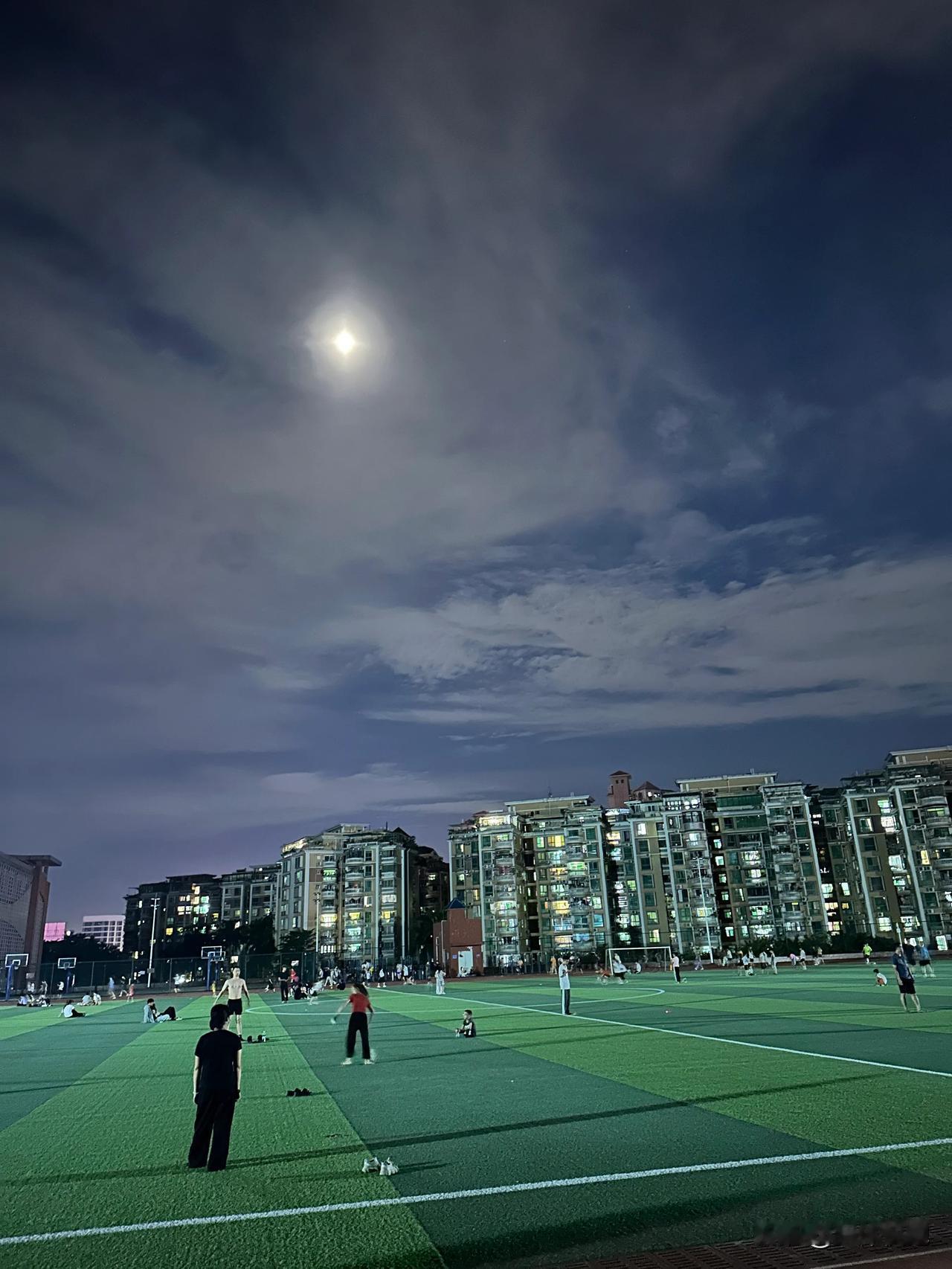 滴滴打卡，在渐圆月色下的运动场平均541配速夜跑10K，最近的身体反应基本都是: