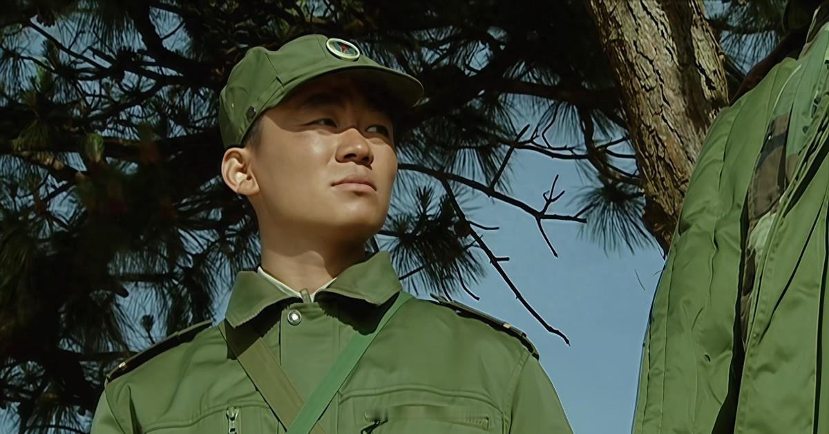 有人翻出《士兵突击》里许三多的家底琢磨：兄弟三个加个壮实爹，只要齐心似乎也能在乡