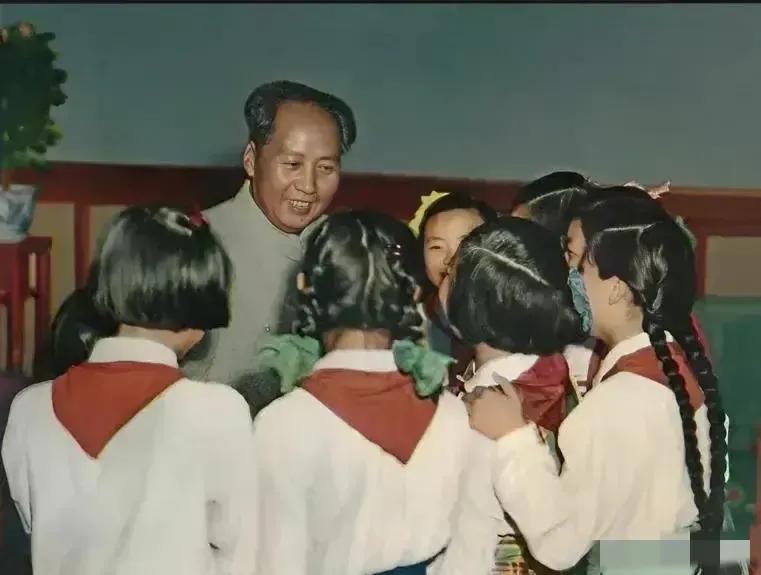 🙏请停留几秒，为伟人点个赞送朵花💐
《伟人毛主席的高贵品格》
毛主席的笑容，