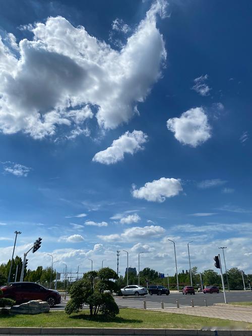 今天被郑州东风渠上空的绝美蓝天白云刷屏了，这颜值简直拉满，妥妥的郑州版“天空之城