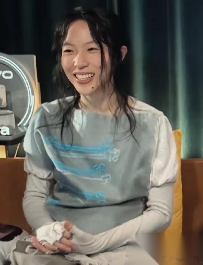 窦靖童怕是危险咯，估计下周就得被淘汰。感觉她唱歌是越唱越难听，颇有无病呻吟之态。