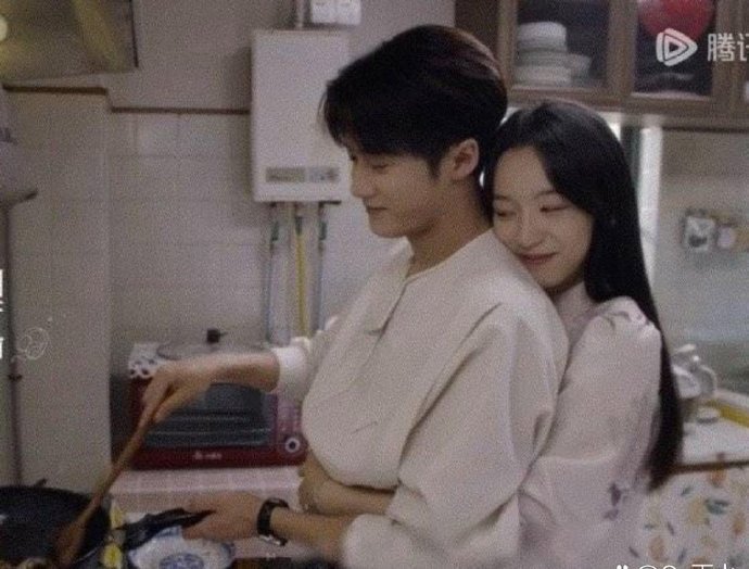 谁家现偶男女主这样抱的？ ​ ​​​